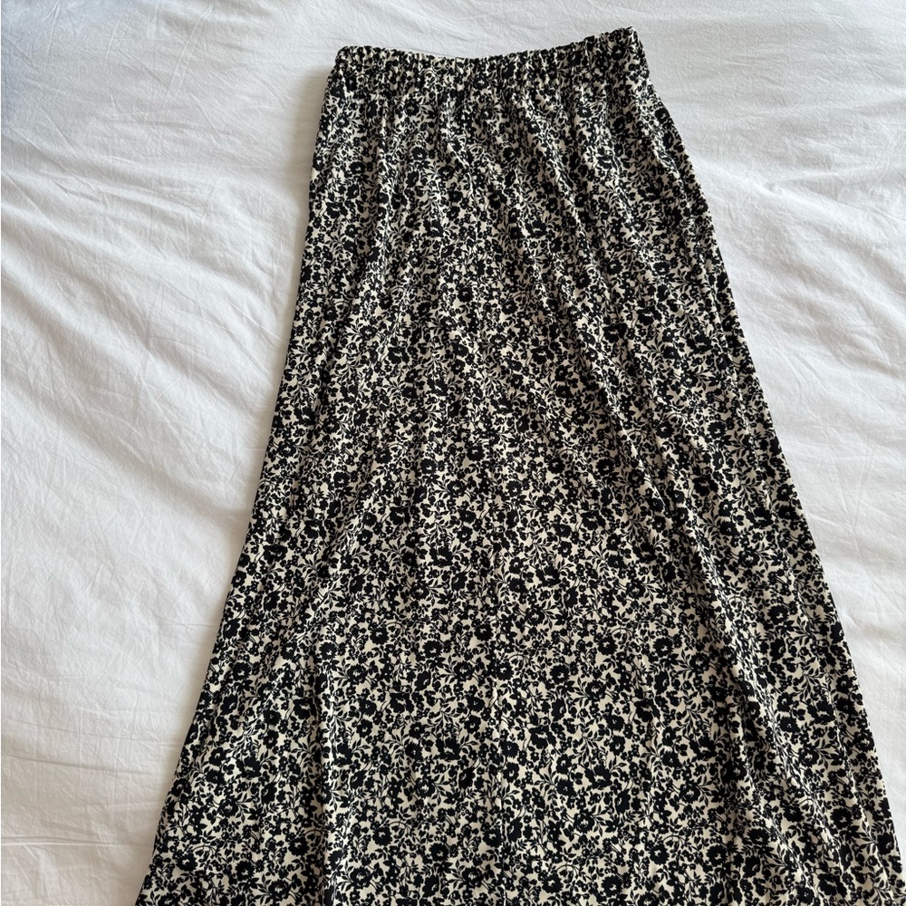 Uniqlo Black and Cream Floral Maxi Skirt
